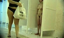 Una ragazza snella mostra la sua succosa figa in un video voyeur bollente