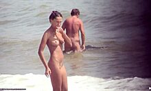Mørkhåret nøgen pige går nøgen rundt på en strand