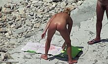햇빛에 탄 금발 여자친구가 카메라 앞에서 엉덩이를 보여줍니다