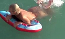 Blondynka z bąbelkowym tyłkiem prezentuje swoje atuty w wodzie