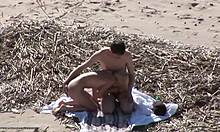 Pornô amador de nudismo com uma vadia loira