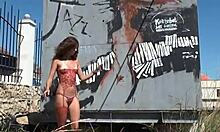 Live-rapport från en nudiststrand, med en naken hora