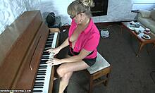 Moden klaverspiller og hendes amatør forførelsesforsøg