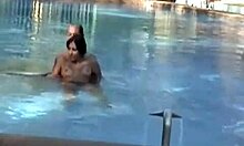 زوجان هاويان يستمتعان بالمسبح في يوم حار