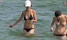 Fata fierbinte se bucură de apă și de timpul de plajă cu prietenii