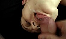 Pelacur fetish deep throat dan mendapatkan wajahnya tertutup sperma