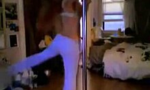 Fantastiske tenåringskurver som rister mens hun poldanser på rommet sitt