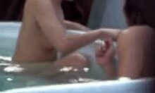 Csodálatos japán lány szeretkezik férfijával a fürdőben