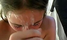 Novia adolescente recibe su cara cubierto de semen por primera vez