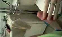 Une vidéo de maison volée révèle une adolescente blonde baisant dans la salle de bain