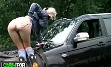 Sexy bom poseert op haar auto voordat ze buiten pron actie ervaart