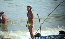 Bombă topless își arată sânii plini de viață pe o plajă de nudiști