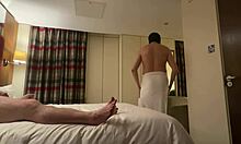 Casal gay amador desfruta de sexo em quarto de hotel
