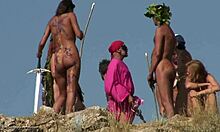 Različni seksi nudisti se oblačijo kot amazonke ali kaj podobnega