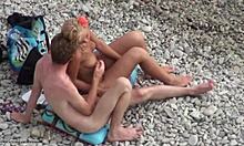 Nudist erkek arkadaşıyla plajda öpüşen fahişe bebek