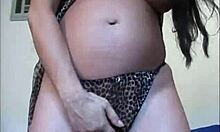 Prachtige brunette masturbeert haar zwangere poesje door haar slipje heen