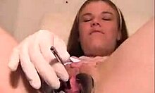 이 근접한 의료 페티쉬 비디오에서 나쁜 여자가 자신의 얼굴을 보여줍니다
