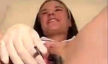 이 근접한 의료 페티쉬 비디오에서 나쁜 여자가 자신의 얼굴을 보여줍니다
