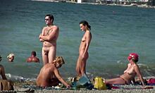 Nudista tengerparti szukák mutatják forró testüket a szabadban, mint egy őrült