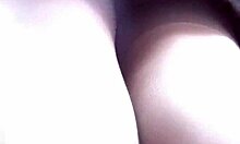 Piękna bomba w seksownych majtkach jest niezwykle niegrzeczna na kamerze