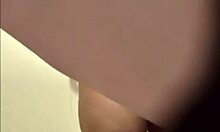 Piersiasta blondynka amatorka bierze prysznic i pokazuje swoje seksowne nogi na kamerze