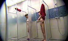Prysznice lasek pokazują swoje ciała pod prysznicem