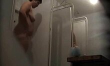 Velká nahá tlusťoška sprchuje své obrovské tělo před kamerou