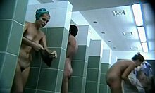 Seksikäs ruskettunut tyttö on osoittaa pois hänen alaston butt alle suihku