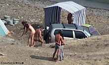 Kinky nudisten die kamperen en kinky met elkaar zijn voor de camera