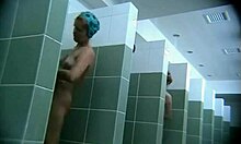 Sexy gebruinde meid pronkt met haar naakte kont onder de douche