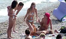 Kinky nahé priateľky sa rozprávajú a sú nezbedné na pláži