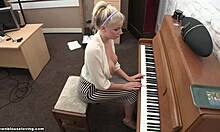 Peitudas loiras se masturbam enquanto ela toca piano na câmera