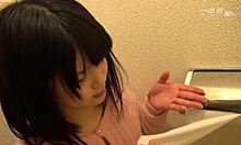 بوف اللسان من صديقة يابانية في مرحاض عام، إنها تحب ذلك .