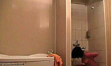 En fantastisk kvinne slapper av under dusjen og blir sett på