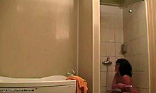 Sexbombe entspannt sich unter der Dusche und wird beobachtet