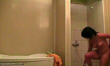 Bir bomba kadın, duşta rahatlar ve izlenir