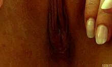 Brunetka si stláča prsia počas masturbácie