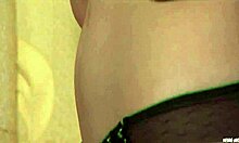 Rörig brunett nykomling visar upp sina bröst och pigga rumpa