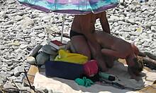 Wanita seksi dengan garis tangga berhubungan seks dari belakang di pantai yang berbatu