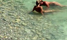 זוג נלהב נהנה מסקס מיסיונרי קשוח על החוף