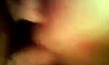 Duci amatőr mélytorkosan szopja a forró farkat a kamerában