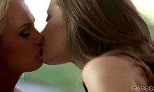 Deux lesbiennes excitées s'embrassent et se font plaisir oralement
