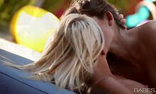 To kåte lesbiske kysser og gleder hverandre muntlig