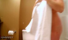 Una giovane bomba sexy con grandi tette si fa la doccia