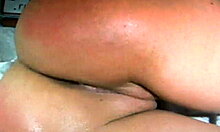Närbild på en fingrande sötnos under hennes camshow