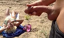 Ruský blýskavý chlapík si honí svoj tvrdý penis na pláži