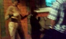 Abuela borracha bailando completamente desnuda en público