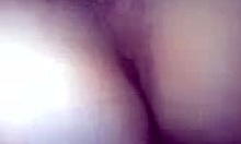 Uma mulher solitária se masturba em um clipe pornô caseiro