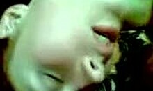 Söt rödhårig får sitt ansikte täckt med varm sperma