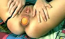 Vadia safada insere uma enorme bola laranja em seu cuzinho